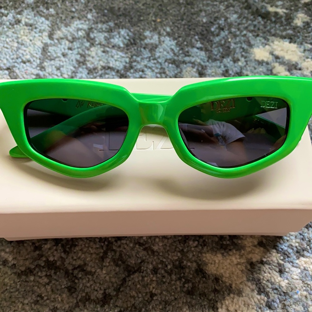 DEZI (LIMITED EDITION) “On Read” Green sunglasses